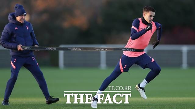 맨시티전을 앞두고 훈련을 하고 있는 세르히오 레길론./토트넘 트위터