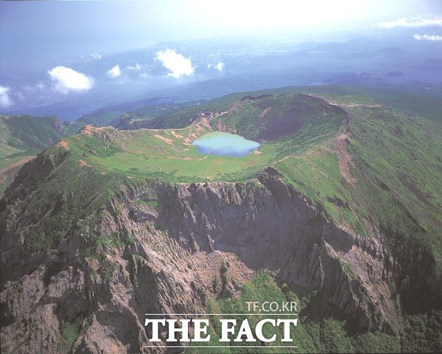 제주도는 한라산 국립공원 지정면적 조정을 위해 다음달 8일 제주시 지역은 제주도농어업인회관, 서귀포시 지역은 제주도농업기술원 대강당에서 각각 주민설명회 및 공청회를 개최한다. / 제주도 제공