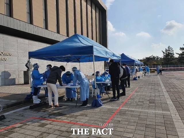 제주도는 서귀포시 대정읍 소재 국제학교 재학생이 코로나19 확진 판정을 받음에 따라, 학교 내 집단 감염 발생을 조기에 차단하고 도민 불안감을 완화하기 위해 해당 학교 운동장에 워크스루 선별진료소를 설치하고 검사를 진행하고 있다. / 제주도 제공