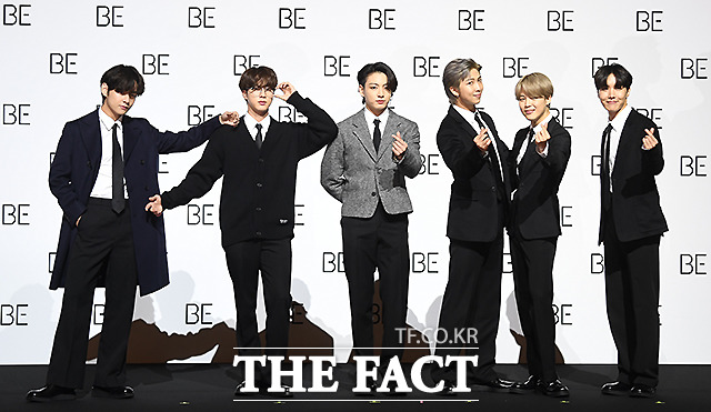 RM(오른쪽에서 3번째)은 우리는 우리가 지금 무슨 얘기를 할 수 있을까와 해야만 하는가에서 출발한다. Dynamite는 우울한 기운을 떨치고 희망을 드리고 싶었고 Life Goes On은 진중한 위로를 건넨다고 새 앨범 타이틀곡을 설명했다. /이새롬 기자