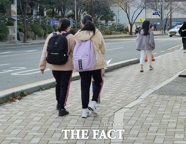 주말인 21일 부산은 종일 쌀쌀한 날씨를 보일 전망이다. 22일에는 아침부터 비가 오다가 오후에 그친 후 23일부터 다시 추워질 것으로 예보됐다. /부산=김신은 기자