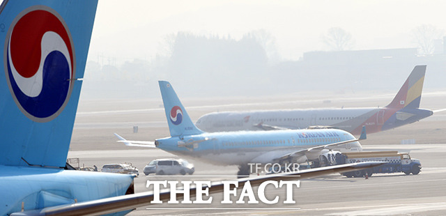 한진그룹이 아시아나항공 인수를 공식화한 지난 16일 오전 서울 강서구 김포국제공항 주기장에 대한항공과 아시아나 여객기가 세워져 있다. /이동률 기자