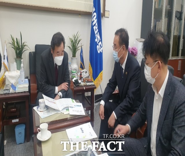 장세용 구미시장이 19일 민주당 이낙연 대표를 만나 지역현안 사업에 대한 국비지원을 요청하고 있다/왼쪽부터 이낙연 민주당 대표,장세용 구미시장/구미시 제공