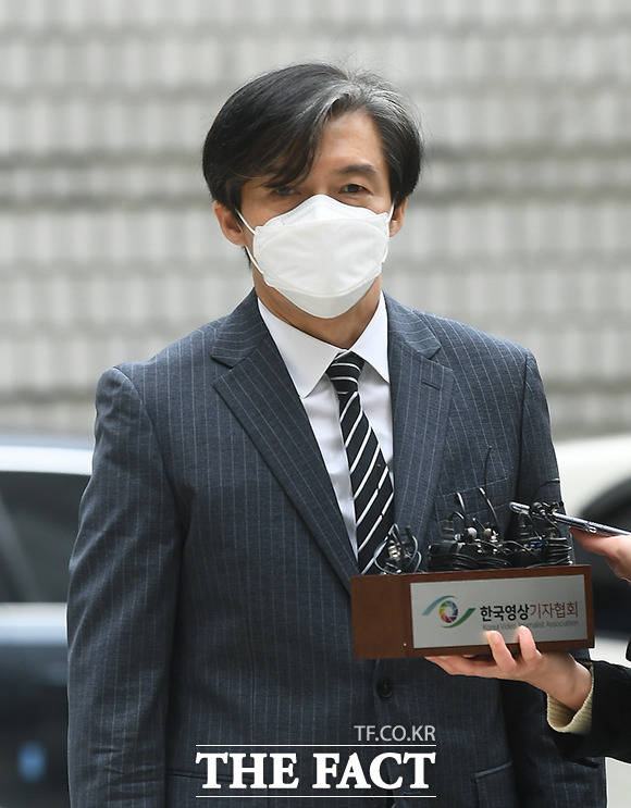 자녀 입시·사모펀드 비리와 유재수 전 부산시 경제부시장 감찰무마를 지시한 혐의로 기소된 조국 전 법무부장관이 20일 오후 서울 서초구 서울중앙지방법원에서 열린 공판에 출석하기에 앞서 취재진의 질의에 답하고 있다. /이동률 기자