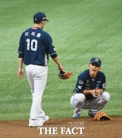 [TF포토] 실책하고 실망하는 노진혁