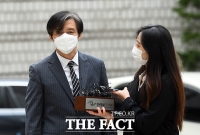 [TF포토] 취재진 질의에 답하는 조국