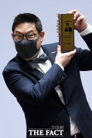 [TF포토] 서울시 홍보대사 된 데니스 홍 '신나는 기념촬영'