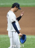 [TF포토] 역전 허용하고 마운드 내려가는 두산 홍건희
