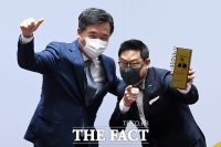 [TF포토] 서정협 권한대행-데니스 홍, '흥 넘치는 기념촬영'