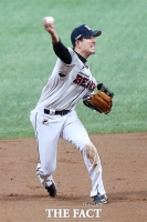 [TF포토] 온힘을 다해 송구하는 김재호