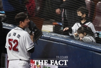 [TF포토] 김재호의 '가족사랑'