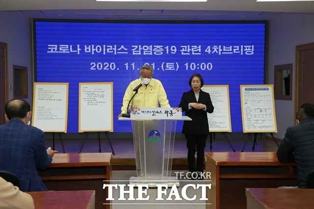 윤상기 하동군수가 21일 사회적 거리두기 2단계 행정명령 발령과 관련한 긴급 기자 브리핑을 하고 있다. /하동군 제공