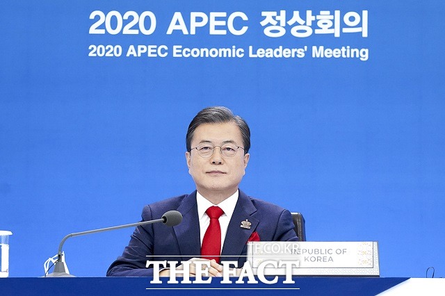 문재인 대통령이 20일 청와대에서 화상으로 열린 아시아태평양경제협력체(APEC) 정상회의에 참석해 있다. /청와대 제공