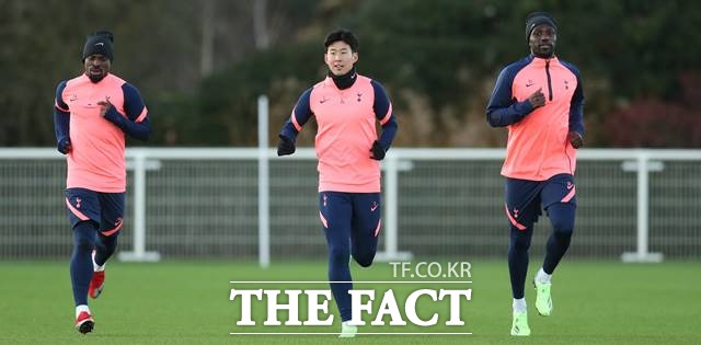 조제 무리뉴 토트넘 감독은 21일(한국시간) 기자회견에서 손흥민이 복귀 후 두 차례 받은 코로나19 진단 검사에서 모두 음성 판정을 받았다며 그는 경기에 출전 할 수 있다고 설명했다. /토트넘 트위터 캡처