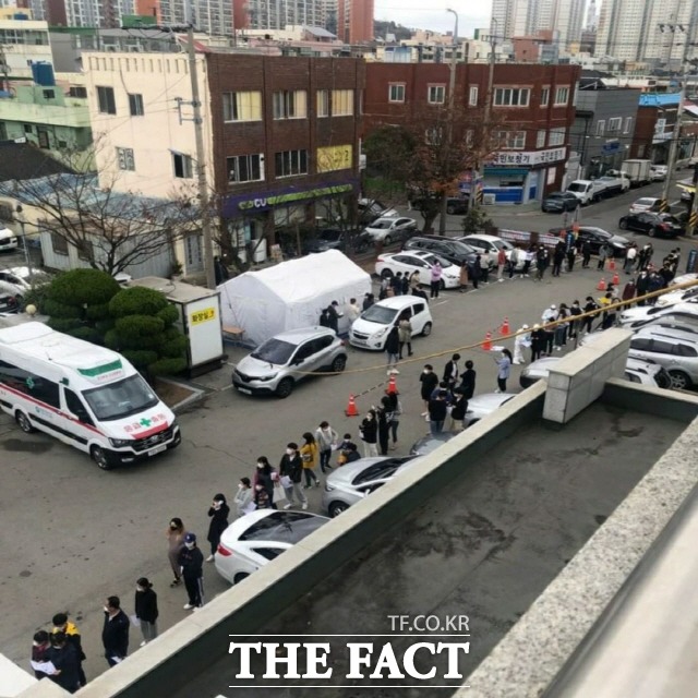 22일 0시 기준 코로나19 확진자 수는 전날 보다 330명 증가한 3만733명으로 집계됐다. 5일 연속 확진자 수가 300명대를 기록하며 3차 대유행이 지속되고 있다는 우려가 커지고 있다. 지난 18일 목포시보건소에 마련된 선별진료소 앞에 코로나19 검사를 하기 위해 사람들이 줄 서 있는 모습. /독자 제보
