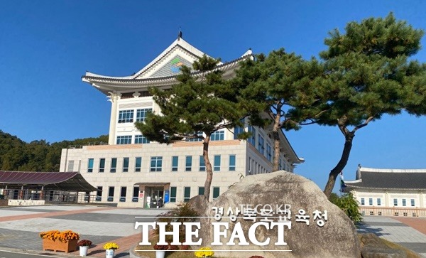 경북도교육청이 아이들의 안전한 등굣길을 위해 매일아침 교통 안전 지도에 나서는 봉사 단체 경북녹색어머니회가 지난 2015년부터 2018년까지 4년간 도교육청으로부터 받아온 보조금 정산 내역에 대해 함구하고 있어 논란을 더 가중시키고 있다./안동=오주섭기자