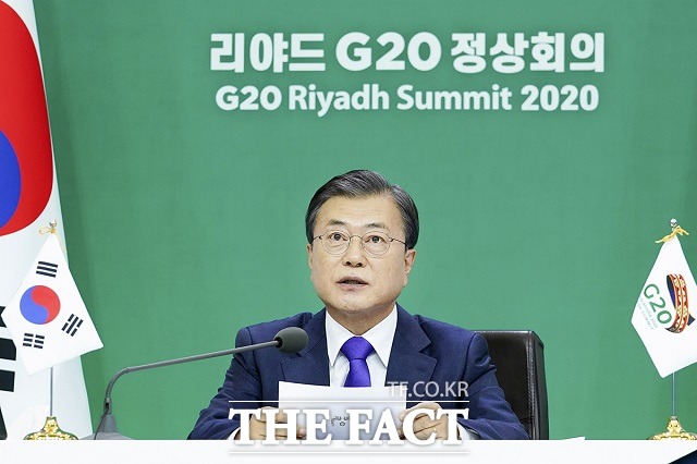 문재인 대통령이 22일 청와대에서 2020년 G20 화상 정상회의(2일차)에 참석해 제2세션의 주제인 포용적·지속가능·복원력 있는 미래와 관련 의제 발언을 하고 있다. /청와대 제공