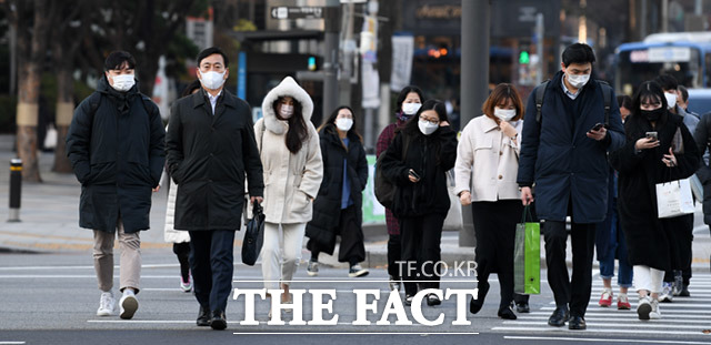 전국적으로 추위가 찾아온 23일 오전 서울 종로구 광화문사거리의 시민들이 두꺼운 옷차림으로 거리를 지나고 있다.