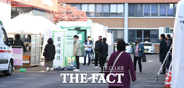 전국적으로 코로나 확산세가 이어지고 있는 23일 오전 서울 중구 국립중앙의료원 선별진료소에서 시민들이 검사를 받고 있다. /임세준 기자
