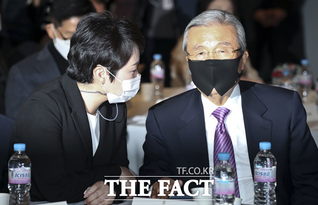 이언주 전 미래통합당 의원이 23일 부산독립선언 출판기념회에서 김종인 국민의힘 비상대책위원장과 대화하고 있다. /남윤호 기자(현장풀)