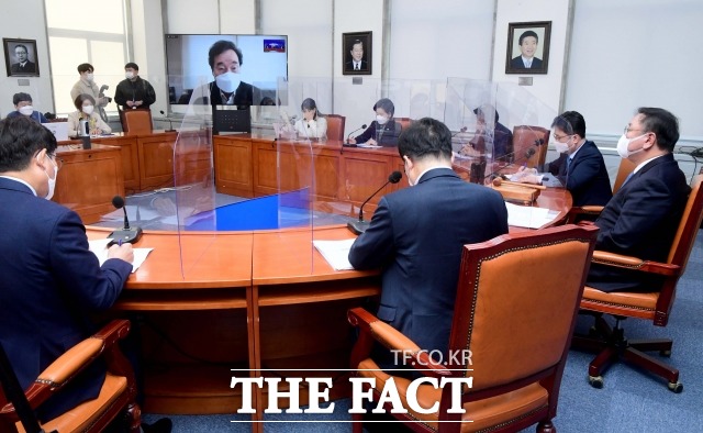 이낙연 더불어민주당 대표는 23일 고위공직자범죄수사처 출범과 관련해 공수처법 개정안을 처리해달라고 당부했다. 이날 민주당 최고위원회의에서 화상으로 모두발언하고 있는 이 대표. /국회=남윤호 기자