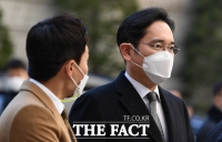 [TF사진관] '파기환송심 재개'…법원 들어서는 이재용 부회장