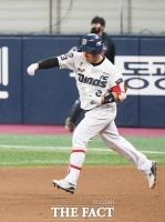 [TF포토] 양의지 '투런 홈런 치고 가벼운 발걸음'