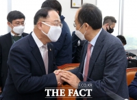 [TF포토] 추경호 손잡은 홍남기