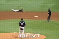 [TF포토] 알테어가 친 안타를 바라보는 두산 플렉센