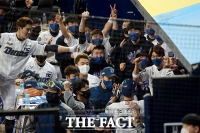 [TF포토] 선취점에 기뻐하는 NC 선수들