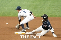 [TF포토] 슬라이딩하는 허경민