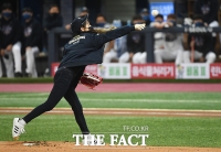 [TF포토] 이달의 소녀 츄, '힘찬 시구'