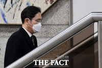 [TF포토] 법원 들어서는 이재용 부회장