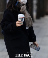 [TF포토] '출근길 따뜻한 커피 한 잔'