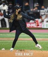 [TF포토] 시구하는 이달의 소녀 츄