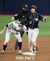 [TF포토] 17타석 만에 터진 허경민의 안타