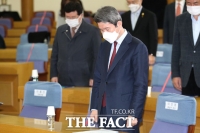 [TF포토] 연평도 포격 희생자 추모하는 이인영 통일부 장관