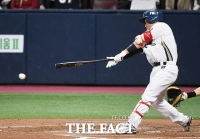 [TF포토] 가볍게 안타 추가하는 양의지