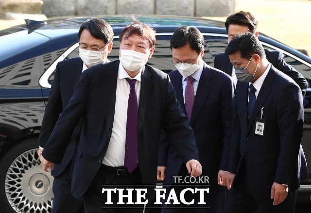 (현장풀) 갑질 사건 담당 검사들과 2차 간담회[더팩트｜대전=이선화 기자] 윤석열 검찰총장이 대전지역 검사들과의 간담회를 위해 지난달 29일 오후 대전광역시 서구 대전지방검찰청을 방문하고 있다.