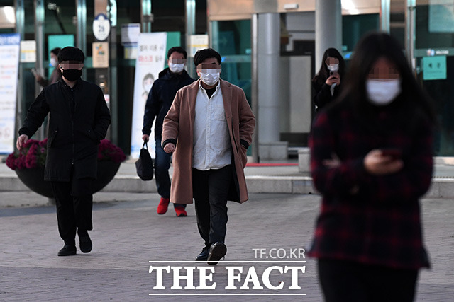 수요일인 25일은 오전 영하권 추위를 보이다 낮부터 기온이 오르며 누그러질 전망이다. 다만, 중서부 지역을 중심으로 늦은 오후부터 초미세먼지 농도가 나쁨 수준을 보이겠다. 시민들이 두꺼운 외투를 걸친 채 발걸음을 재촉하는 모습. /남용희 기자