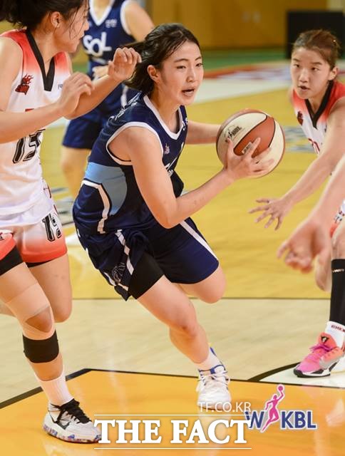 25일 오후 7시에 인천도원시립체육관에서 열리는 2020-21시즌 국내여자프로농구(WKBL) 신한은행(홈)-우리은행(원정)전을 대상으로 한 농구토토 W매치 62회차 투표율을 중간집계한 결과 참가자의 42.82%가 신한은행의 우세를 예상했다./WKBL 제공