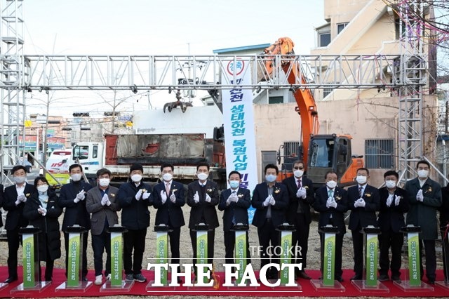 포항시는 24일 오후 학산천 현장에서 이강덕 포항시장, 시·도의원 및 시민들이 참석한 가운데 학산천 생태하천 조성사업 기공식을 가졌다./포항시 제공