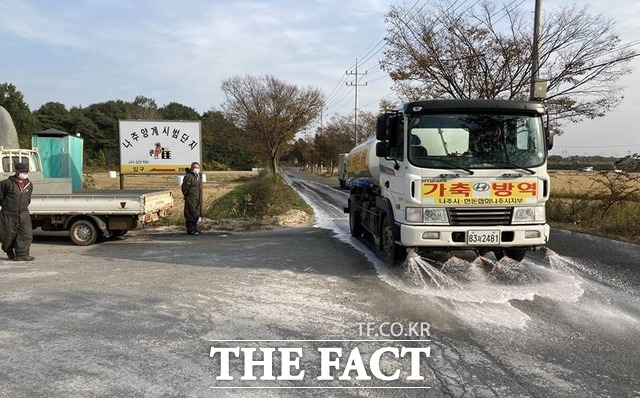 전남 최대 가금 사육지인 나주시가 겨울철을 앞두고 고병원성조류인플루엔자(AI) 청정지역 유지를 위해 지석천, 우습제 등 주요 철새 도래지에 광역방제기, 드론, 살수차 등을 동원해 매일 소독을 실시하는 등 AI차단방역을 한층 더 강화하고 있다./나주시 제공