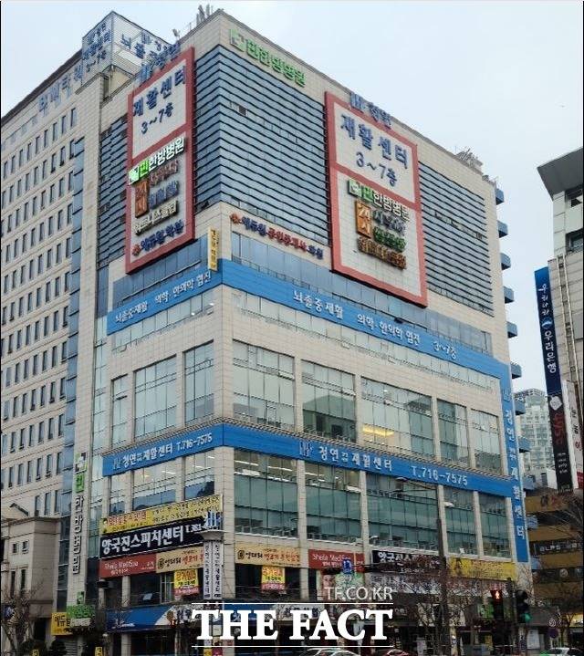 청연 메디컬 그룹 관계사인 청연인베스트먼트와 (주)씨와이가 지난 13일 서울회생법원에 법인 회생절차 신청서를 냈다. 지난 16일에는 청연홀딩스와 서연홀딩스도 같은 재판부에 신청서를 제출했다. 법원은 회생을 신청한 법인 모두에 포괄적 금지 명령을 내렸다. 지난 12일에는 청연한방병원의 이모 대표원장이 서울회생법원에 일반회생을 신청했다. 13일엔 서광주청연요양병원 정모 대표원장과 수완청연요양병원 고모 대표원장이 같은 법원에 일반회생을 신청했다. 16일에는 이 대표원장의 부인도 같은 법원에 일반회생을 신청했다./광주=문승용·허지현 기자