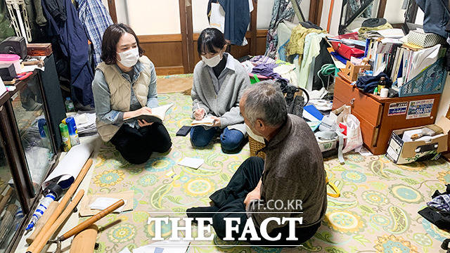 전북 고창군이 도내 최초로 14개 읍·면에 방문간호사 인력을 확충해 찾아가는 보건·복지서비스를 진행하고 있다. /고창군 제공