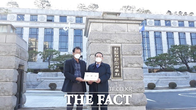 김창영 남해군수협 조합장과 이동형 어업인대책위원장이 23일 경남 7개 연안 시·군 어업인 4300여명의 뜻이 담긴 탄원서를 헌법재판소에 제출했다. /남해군 제공