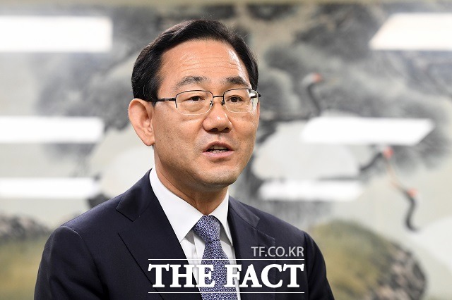 주호영 국민의힘 원내대표는 24일 국회에서 열린 원내대책회의에서 연평도 포격 도발 사건 10주기와 관련해 문재인 대통령은 아무런 메시지도 안 냈다며 많은 국민이 불신을 가지고 있다고 비판했다. /남윤호 기자