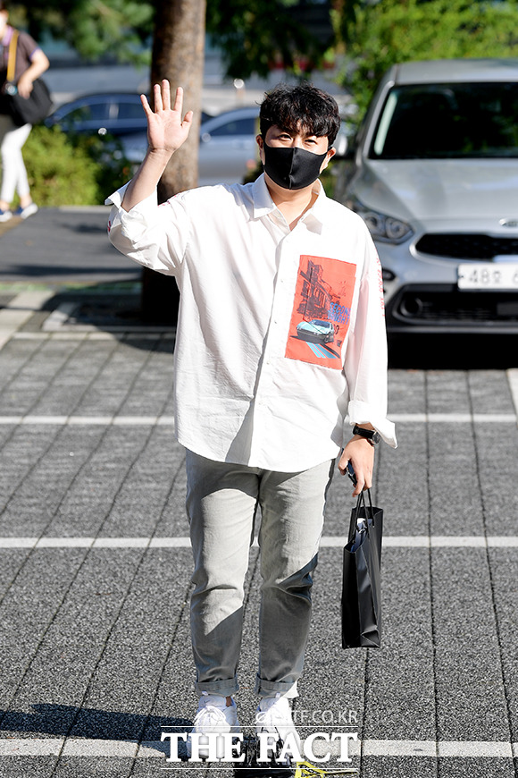 김호중이 오는 12월 11일 클래식 앨범을 발표한다. 사진은 지난 9월 10일 사회복무요원으로 출근하는 모습. /이선화 기자