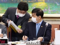 [TF포토] 회의 준비하는 구윤철 국무조정실장