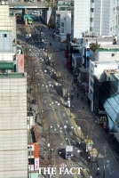 [TF포토] 사회적 거리두기 2단계 격상 '한산한 신촌 거리'